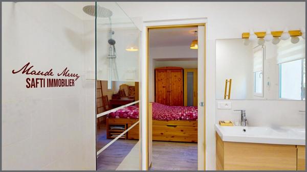 Villa plain-pied de 120 m2 + dépendance de type T2 de 26 m2 - garage - terrain plat et arboré de 2000 m2 - assainnissement individuel aux normes - calme et sans vis-à-vis