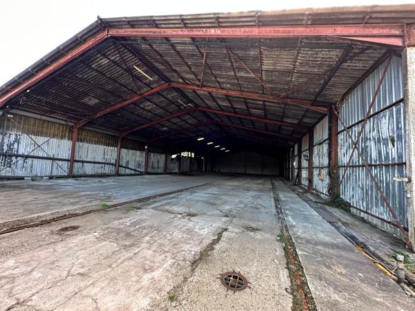 depot industruel de 3000 m² environ sur un hectare