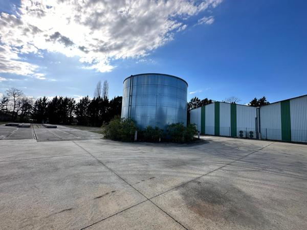 depot industruel de 3000 m² environ sur un hectare