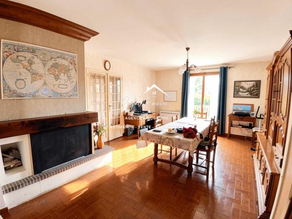 Vue sur la terrasse sous le préau et le jardin