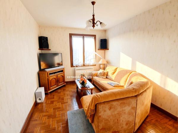 Vue sur la terrasse sous le préau et le jardin