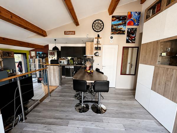 Rare à la vente, Appartement d'exception, Bouc Bel Air, Centre-ville, T5, 100 m², Terrasse 30 m², Véranda, Garage, Climatisation, Exposition Sud-Ouest, Lumineux, Vue dégagée, 3 chambres, Bureau, Salle d'eau contemporaine, Douche à l'italienne, Prestations