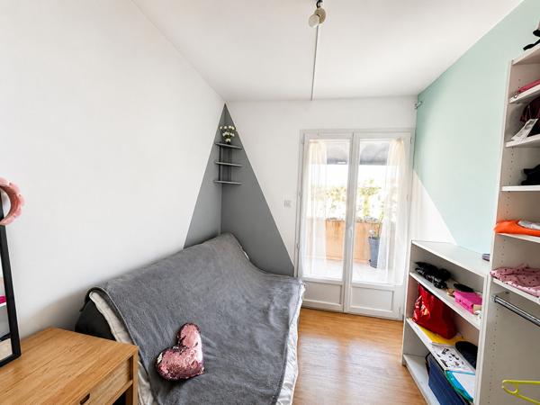 Rare à la vente, Appartement d'exception, Bouc Bel Air, Centre-ville, T5, 100 m², Terrasse 30 m², Véranda, Garage, Climatisation, Exposition Sud-Ouest, Lumineux, Vue dégagée, 3 chambres, Bureau, Salle d'eau contemporaine, Douche à l'italienne, Prestations