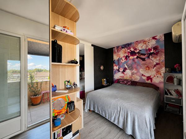 Rare à la vente, Appartement d'exception, Bouc Bel Air, Centre-ville, T5, 100 m², Terrasse 30 m², Véranda, Garage, Climatisation, Exposition Sud-Ouest, Lumineux, Vue dégagée, 3 chambres, Bureau, Salle d'eau contemporaine, Douche à l'italienne, Prestations