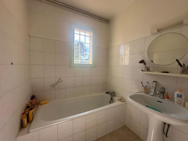 A VENDRE 83470 SAINT MAXIMIN LA SAINTE BAUME MAISON PLAIN PIED T4 DE 87 M2 SUR 1600 M2  DE JARDIN GARAGE