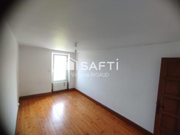 A vendre maison avec trois chambres,et un terrain