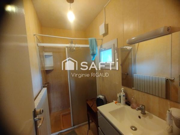 A vendre maison avec trois chambres,et un terrain