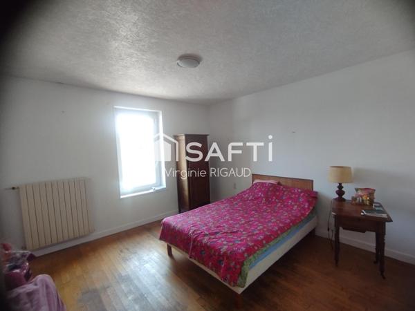 A vendre maison avec trois chambres,et un terrain