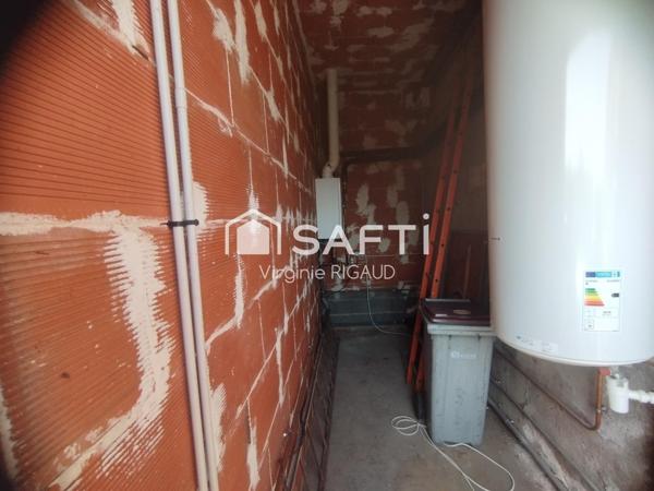 A vendre maison avec trois chambres,et un terrain