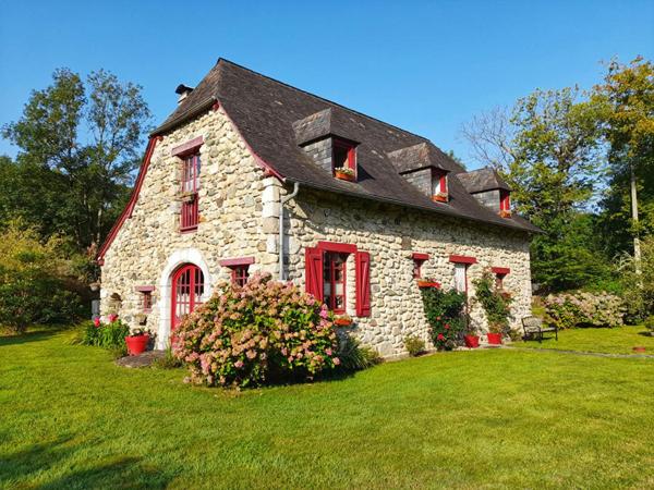 Charmante demeure en pierre avec vaste sous-sol et jardin paysager