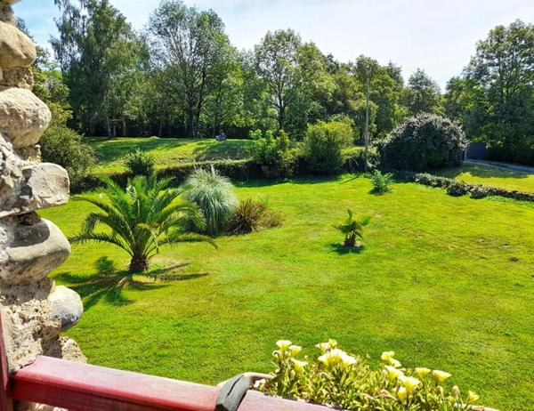 Charmante demeure en pierre avec vaste sous-sol et jardin paysager