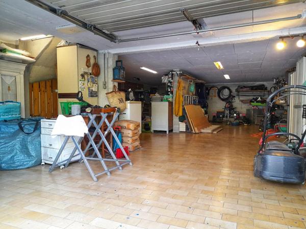 Charmante demeure en pierre avec vaste sous-sol et jardin paysager