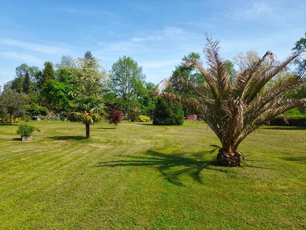 Charmante demeure en pierre avec vaste sous-sol et jardin paysager