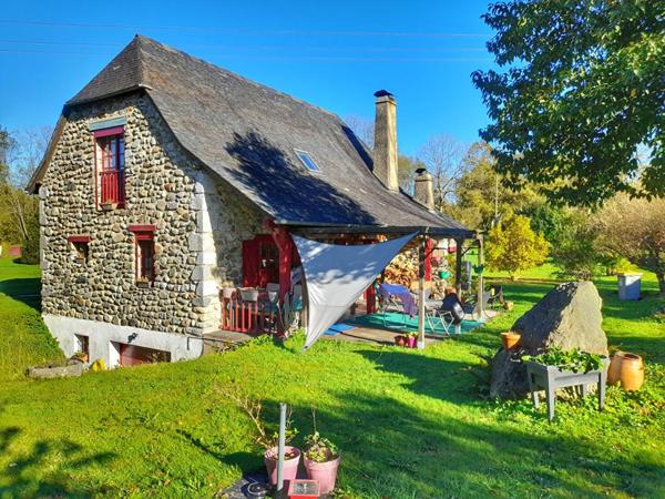 Charmante demeure en pierre avec vaste sous-sol et jardin paysager