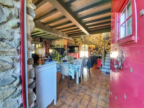 Charmante demeure en pierre avec vaste sous-sol et jardin paysager