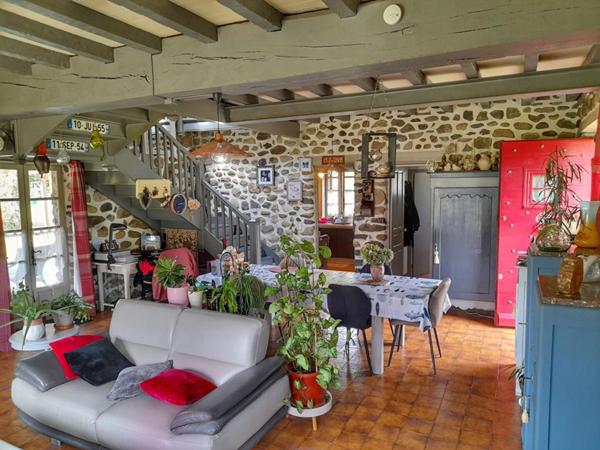 Charmante demeure en pierre avec vaste sous-sol et jardin paysager