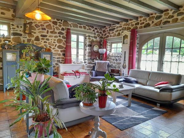 Charmante demeure en pierre avec vaste sous-sol et jardin paysager
