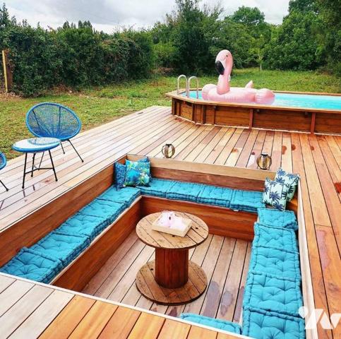 Proche centre-ville, jolie maison ancienne rénovée récemment avec terrasse et piscine dans jardin.