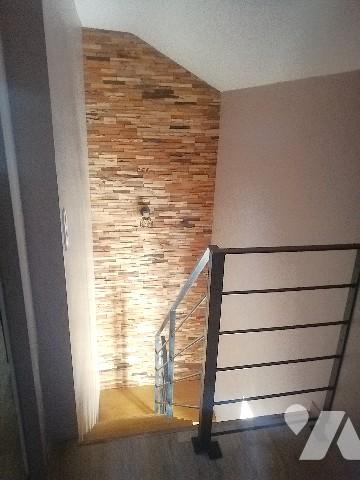 Proche centre-ville, jolie maison ancienne rénovée récemment avec terrasse et piscine dans jardin.