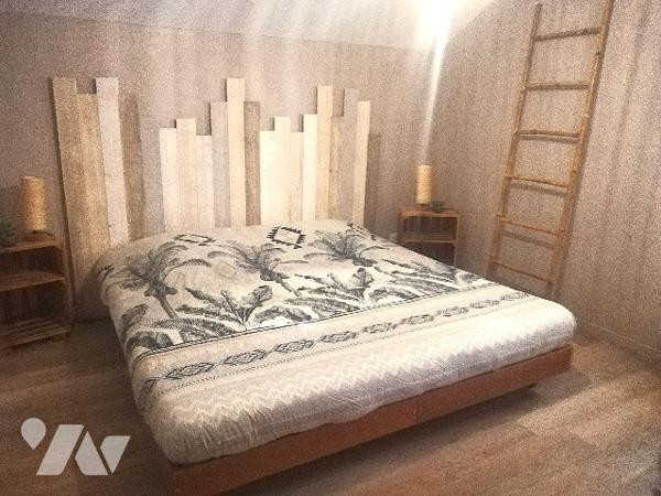 Proche centre-ville, jolie maison ancienne rénovée récemment avec terrasse et piscine dans jardin.