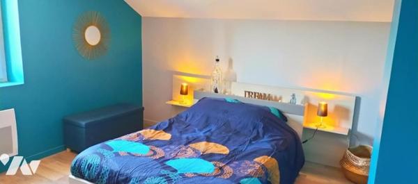 Proche centre-ville, jolie maison ancienne rénovée récemment avec terrasse et piscine dans jardin.