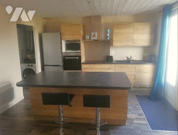 Proche centre-ville, jolie maison ancienne rénovée récemment avec terrasse et piscine dans jardin.