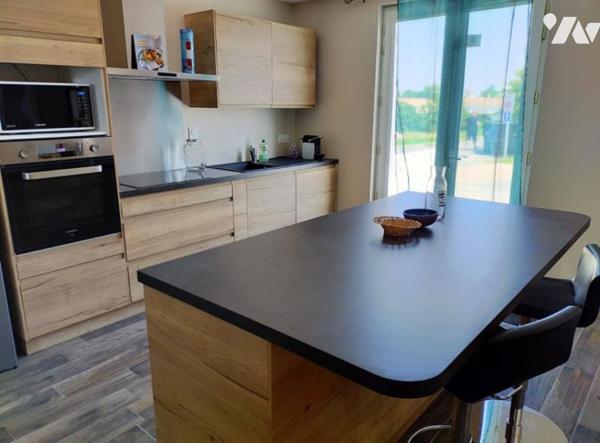 Proche centre-ville, jolie maison ancienne rénovée récemment avec terrasse et piscine dans jardin.