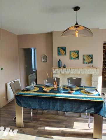 Proche centre-ville, jolie maison ancienne rénovée récemment avec terrasse et piscine dans jardin.