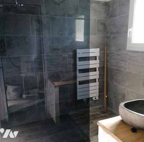 Proche centre-ville, jolie maison ancienne rénovée récemment avec terrasse et piscine dans jardin.