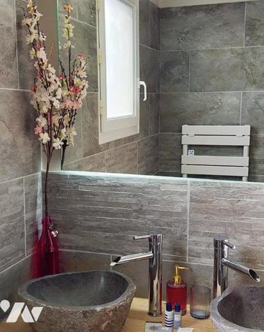 Proche centre-ville, jolie maison ancienne rénovée récemment avec terrasse et piscine dans jardin.