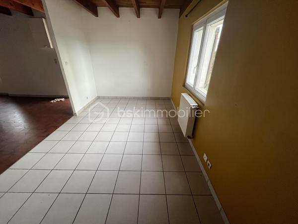 ⸻

Maison en pierre 5 pièces – 76 m² – Idéale primo-accédant ou investisseur – Proche Marmande 
 non inondable ,

À quelques minutes de Marmande, dans un cadre calme avec vue sur la campagne, cette charmante maison en pierre rénovation complète récente ,représente une belle opportunité pour un premier achat ou un investissement locatif.

Elle se compose de :
	•	3 chambres, offrant un bon potentiel locatif ou familial
	•	Un séjour avec cuisine ouverte, pratique et convivial
	•	Une salle d’eau fonctionnelle
        .         d'un garage attenant 

Le charme de l’ancien est au rendez-vous, avec des éléments déjà récents :
✔ Double vitrage PVC
✔ Micro-station récente



📍 Proche de Marmande, avec accès rapide aux commerces, écoles et transports.

👉 Un bien à fort potentiel, idéal pour se lancer ou développer son patrimoine.