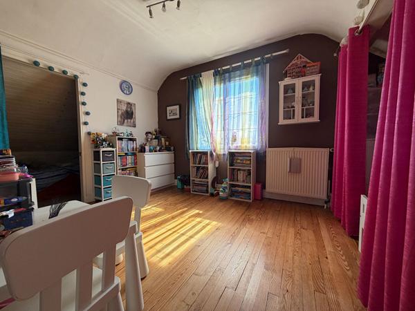 Maison lumineuse avec suite parentale indépendante, sous-sol total, véranda & jardin clos 509 m² ? Proche gare, écoles et commerces à pied