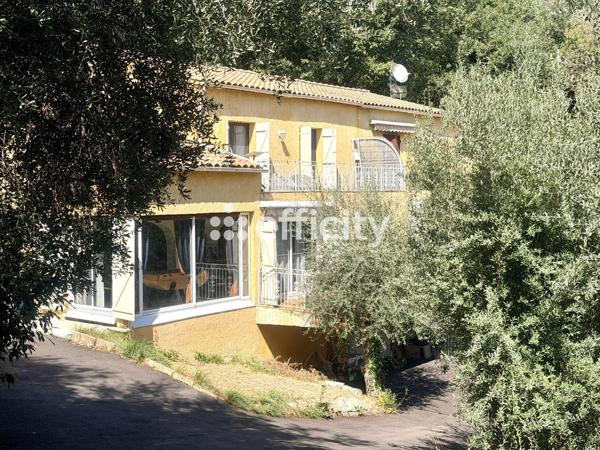 Maison
         5 pièces
        - 143 m² Bien prestige 635 000 € *