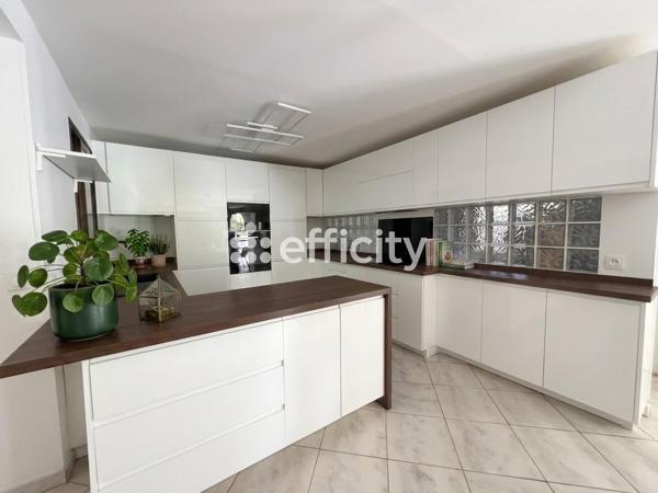 Maison
         5 pièces
        - 143 m² Bien prestige 635 000 € *