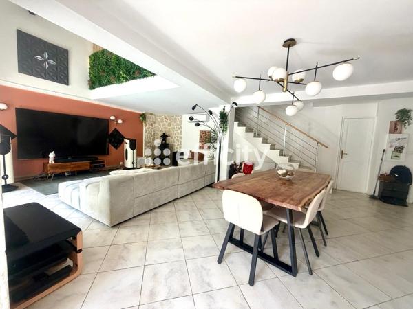Maison
         5 pièces
        - 143 m² Bien prestige 635 000 € *