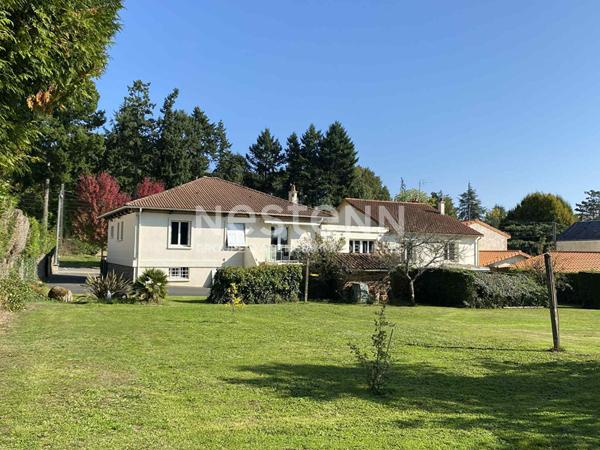 Ensemble immobilier de deux maisons dans le centre de Cerizay avec terrain constructible