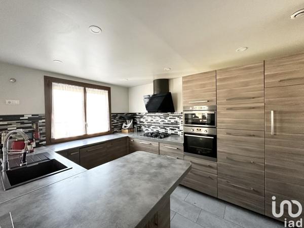 Maison 7 pièces de 164 m² à Vaux-le-Pénil (77000)