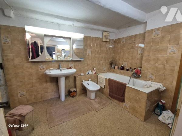 Arrière-pays niçois – Saint-Blaise
Maison mitoyenne à rénover sur un terrain d’environ 3 100 m²