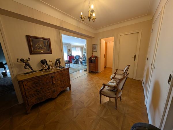 Avenue FOCH Appartement avec de beaux volumes et vue dégagée.
