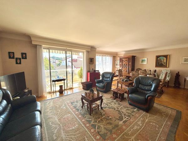 Avenue FOCH Appartement avec de beaux volumes et vue dégagée.