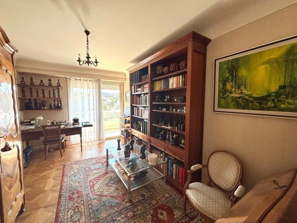 Avenue FOCH Appartement avec de beaux volumes et vue dégagée.