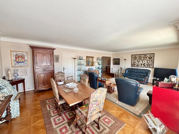 Avenue FOCH Appartement avec de beaux volumes et vue dégagée.