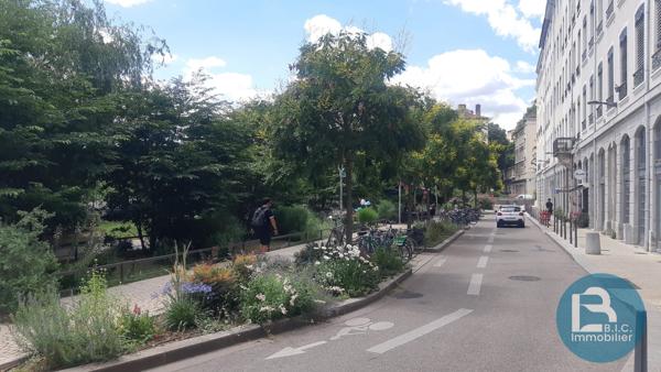 LYON 1 PLACE CHAZETTE