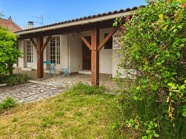 Maison plein pied, 5 pièces, grand terrain plat arboré et clôt, dépendances