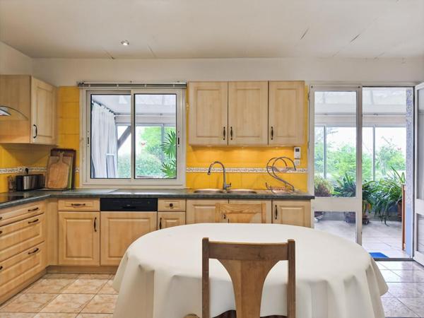 Maison plein pied, 5 pièces, grand terrain plat arboré et clôt, dépendances