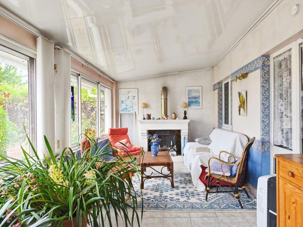 Maison plein pied, 5 pièces, grand terrain plat arboré et clôt, dépendances