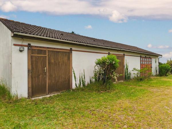 Maison plein pied, 5 pièces, grand terrain plat arboré et clôt, dépendances