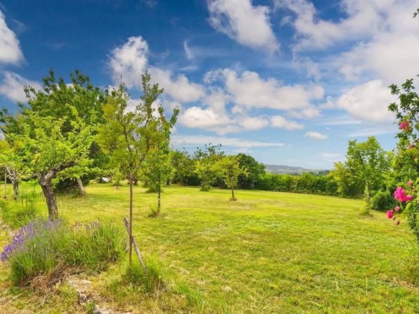 Maison plein pied, 5 pièces, grand terrain plat arboré et clôt, dépendances