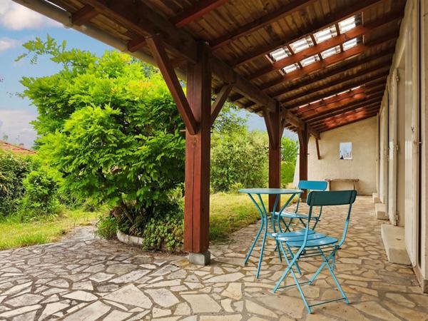 Maison plein pied, 5 pièces, grand terrain plat arboré et clôt, dépendances