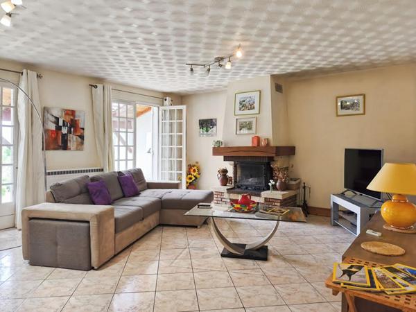 Maison plein pied, 5 pièces, grand terrain plat arboré et clôt, dépendances